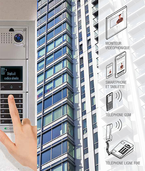 Intercom Comelit installé sur la façade d'un immeuble